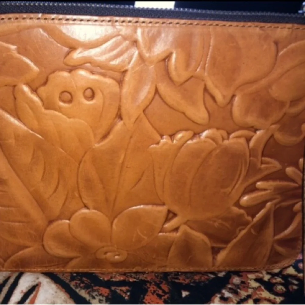 New Patricia Nash Cassini Tooled Leather Wristlet Cosmetic Bag Florence Brown